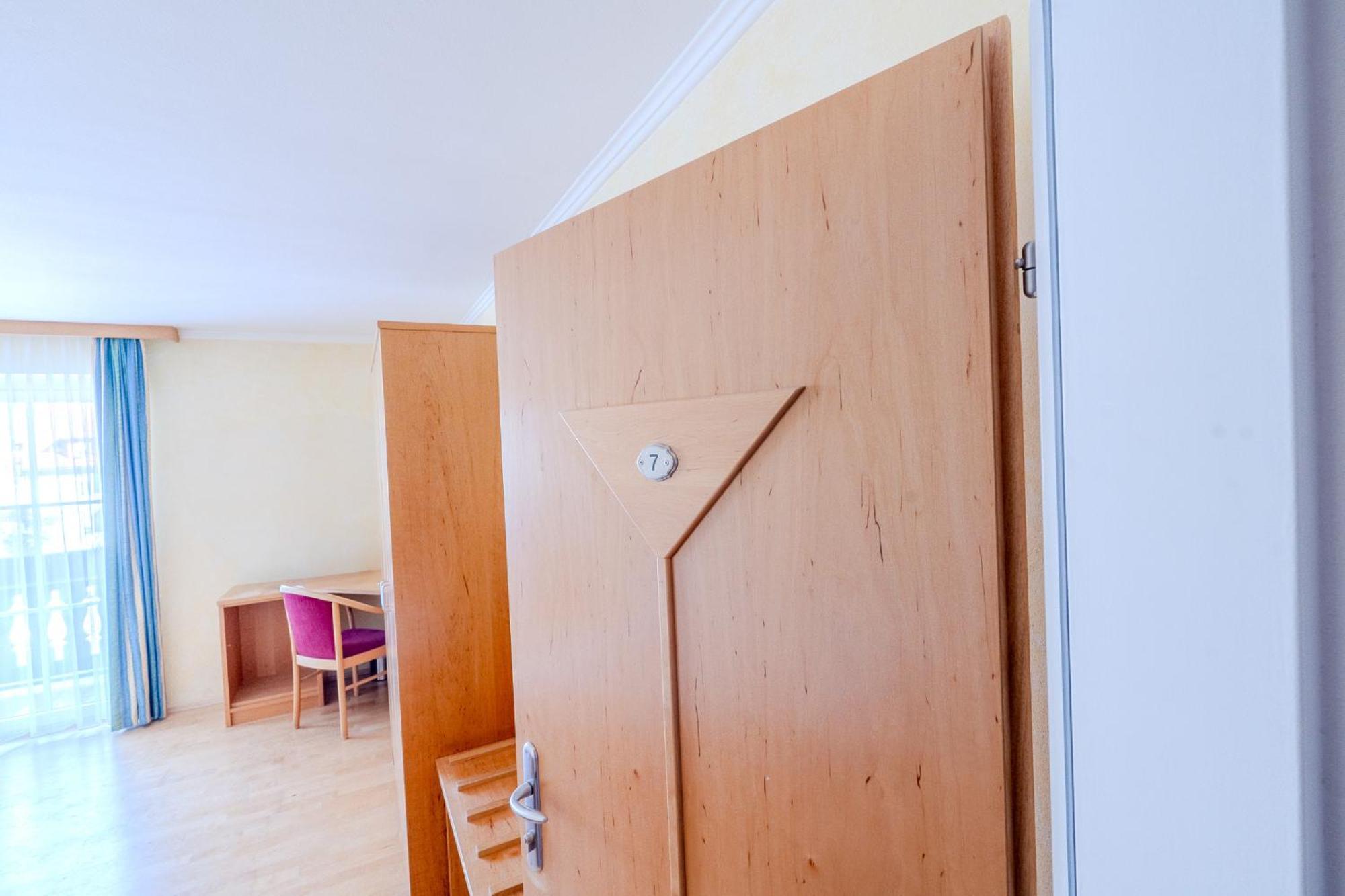 Whats-App Self-Check-In - Villa Maria Theresia バート・ゴイーザーン 部屋 写真
